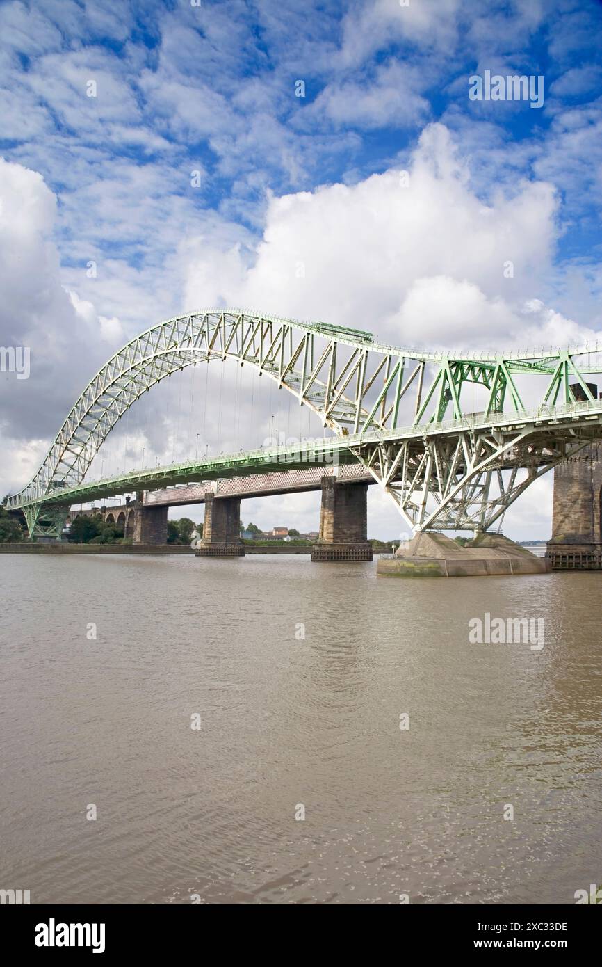 pont de transport de widnes à runcorn au-dessus de la rivière mersey sur merseyside Banque D'Images