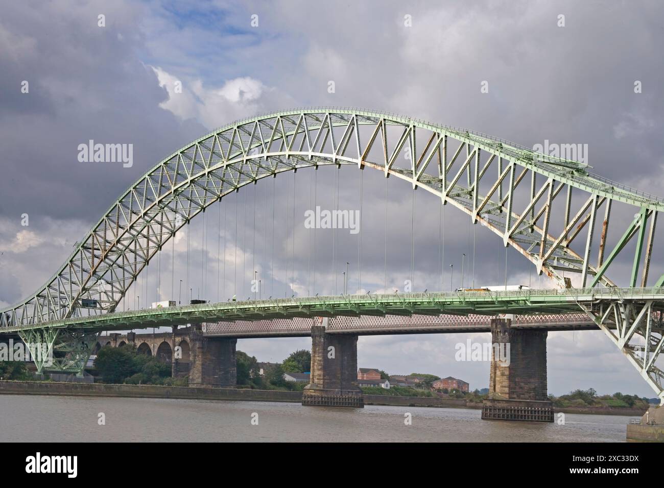 pont de transport de widnes à runcorn au-dessus de la rivière mersey sur merseyside Banque D'Images