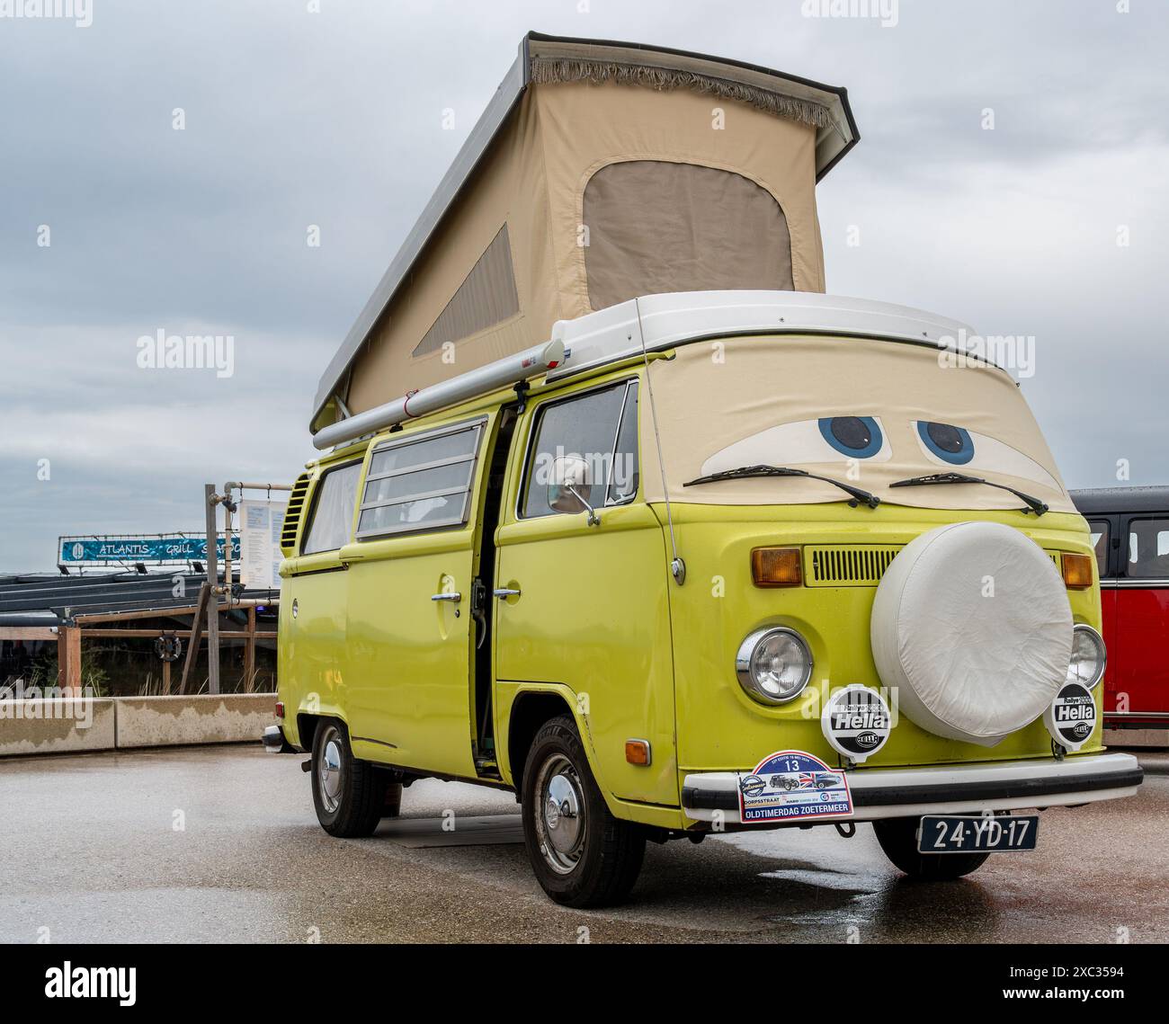 Scheveningen, pays-Bas, 26.05.2024, camping-car Volkswagen Classic des années 1970 avec tente sur le toit au salon Aircooler Banque D'Images