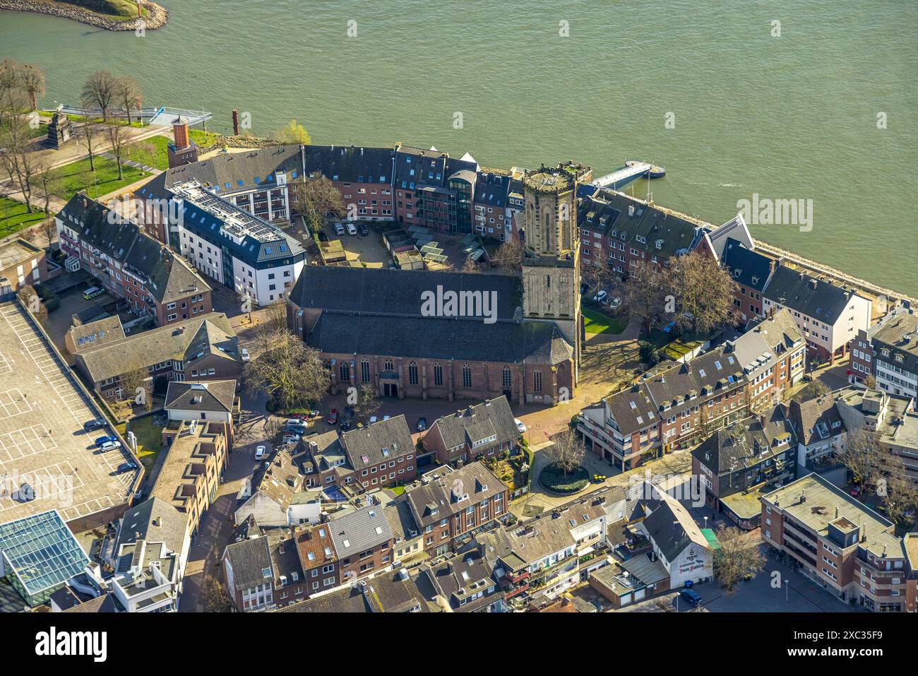 Vue aérienne,. Église catholique d'Aldegundis et promenade du Rhin, Emmerich, Emmerich sur le Rhin, Bas-Rhin, Rhénanie du Nord-Westphalie, Allemagne Banque D'Images Vue aérienne,. Église catholique d'Aldegundis et promenade du Rhin, Emmerich, Emmerich sur le Rhin, Bas-Rhin, Rhénanie du Nord-Westphalie, Allemagne Banque D'Images