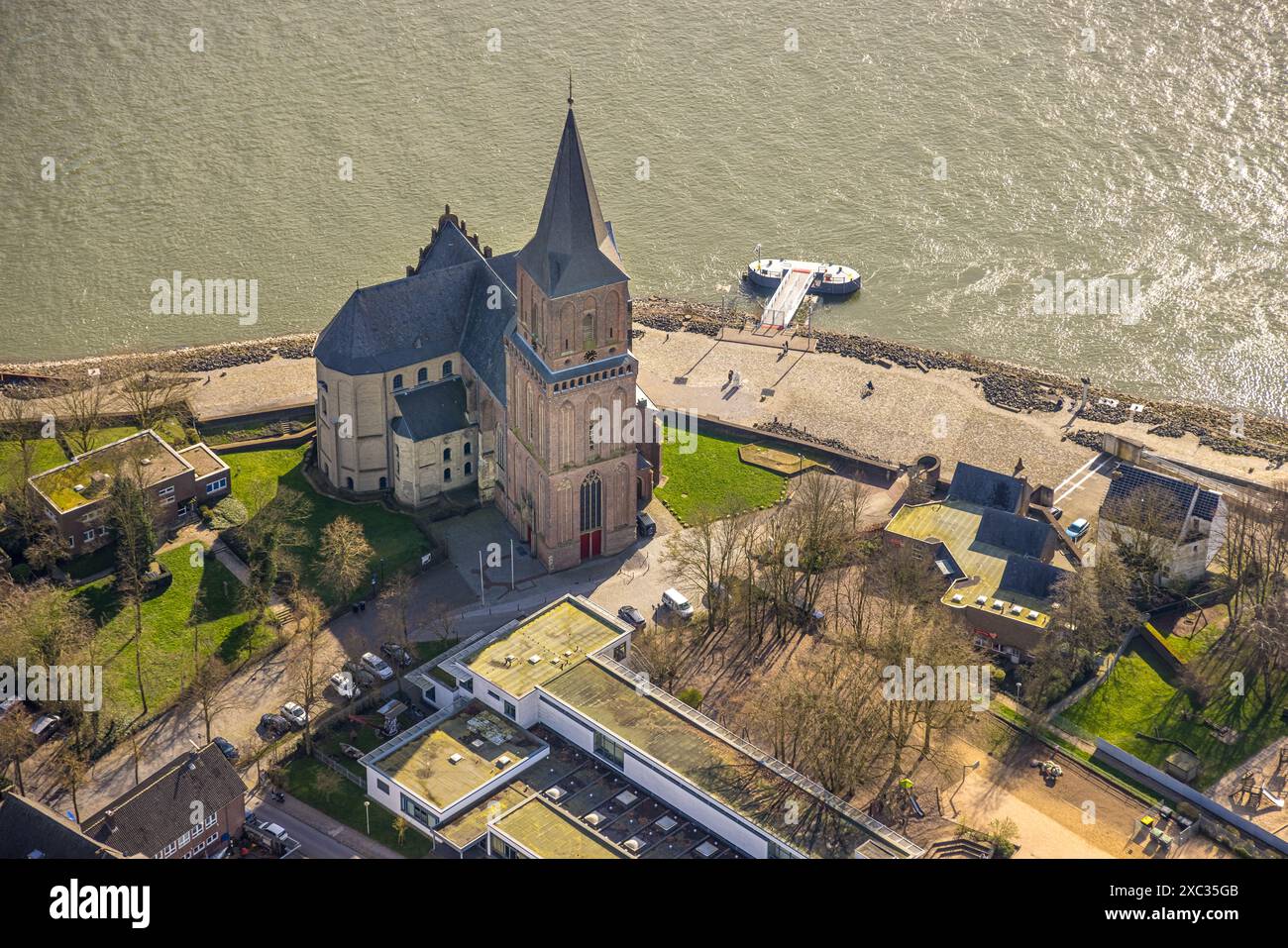 Vue aérienne,. Martini Eglise catholique sur la promenade du Rhin, Emmerich, Emmerich am Rhein, Rhénanie du Nord-Westphalie, Allemagne Banque D'Images Vue aérienne,. Martini Eglise catholique sur la promenade du Rhin, Emmerich, Emmerich am Rhein, Rhénanie du Nord-Westphalie, Allemagne Banque D'Images