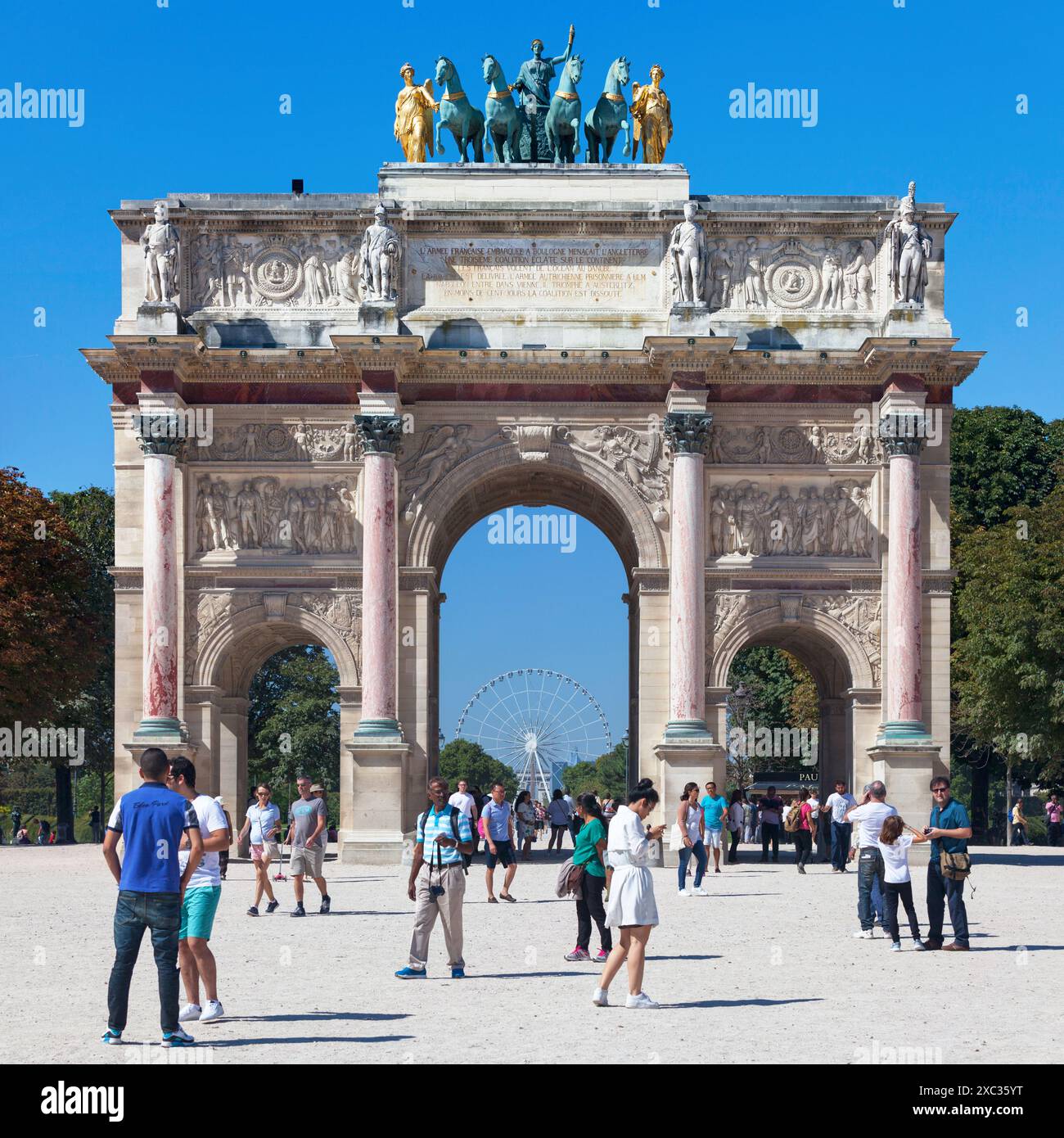 Paris, France - 07 septembre 2016 : L'Arc de Triomphe du Carrousel entre le jardin des Tuileries et le Musée du Louvre avec des touristes errant autour. Banque D'Images