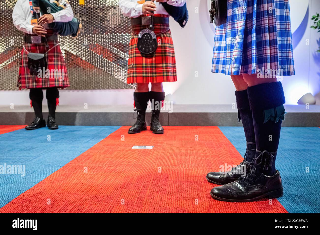 Chris Lee (à droite), porte la passion du tartan de Hong Kong, dessiné par Bonny Yuen, lors du lancement du fonds Andrew's Society Piping and Drumming. Abritant des centaines de Pipers et Drummers, Hong Kong a une longue histoire de la musique écossaise, liée aux forces armées ainsi qu'aux événements commémoratifs. Le fonds est destiné à soutenir la communauté grandissante des amateurs de musique écossaise de Hong Kong, y compris une équipe locale dirigée par Chris Lee qui se rendra à Glasgow cet été pour représenter Hong Kong pour la première fois aux Championnats du monde de musique de piano. Banque D'Images