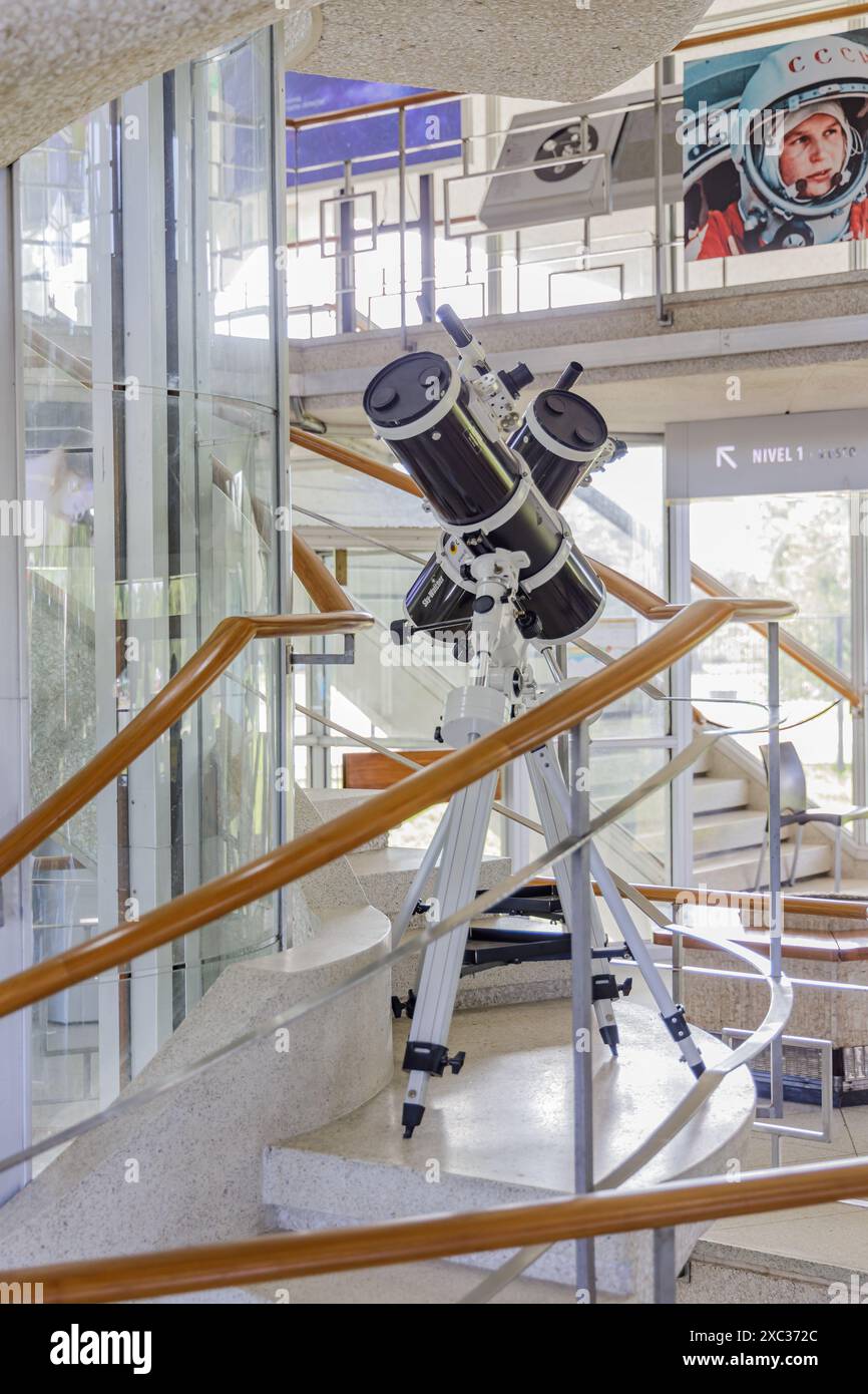 Buenos Aires, Argentine - 17 mars 2024 : télescopes à l'intérieur du planétarium de Buenos Aires. Banque D'Images