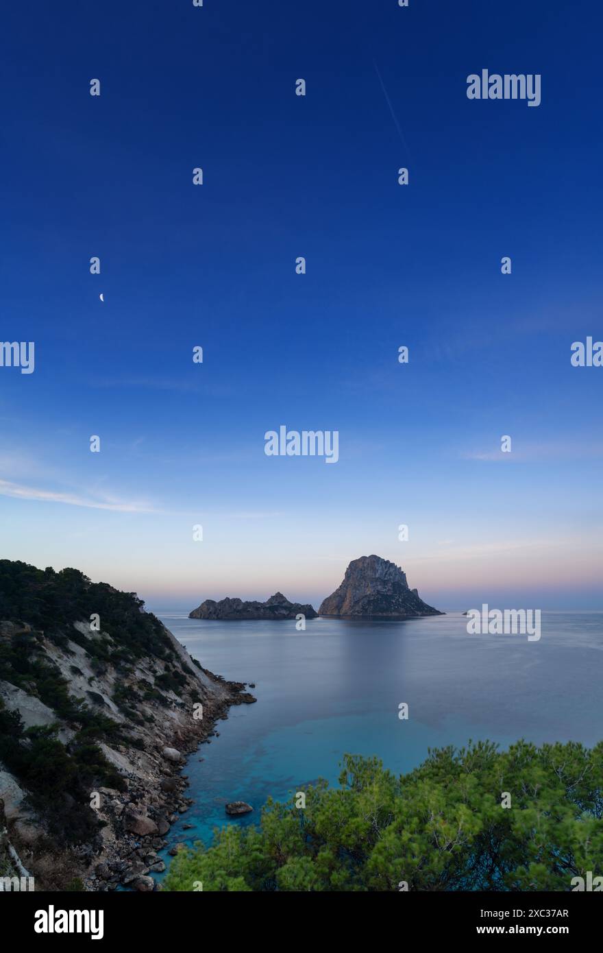 Une vue panoramique verticale de l'île es Vedra et des rochers au large de la côte d'Ibiza au lever du soleil Banque D'Images