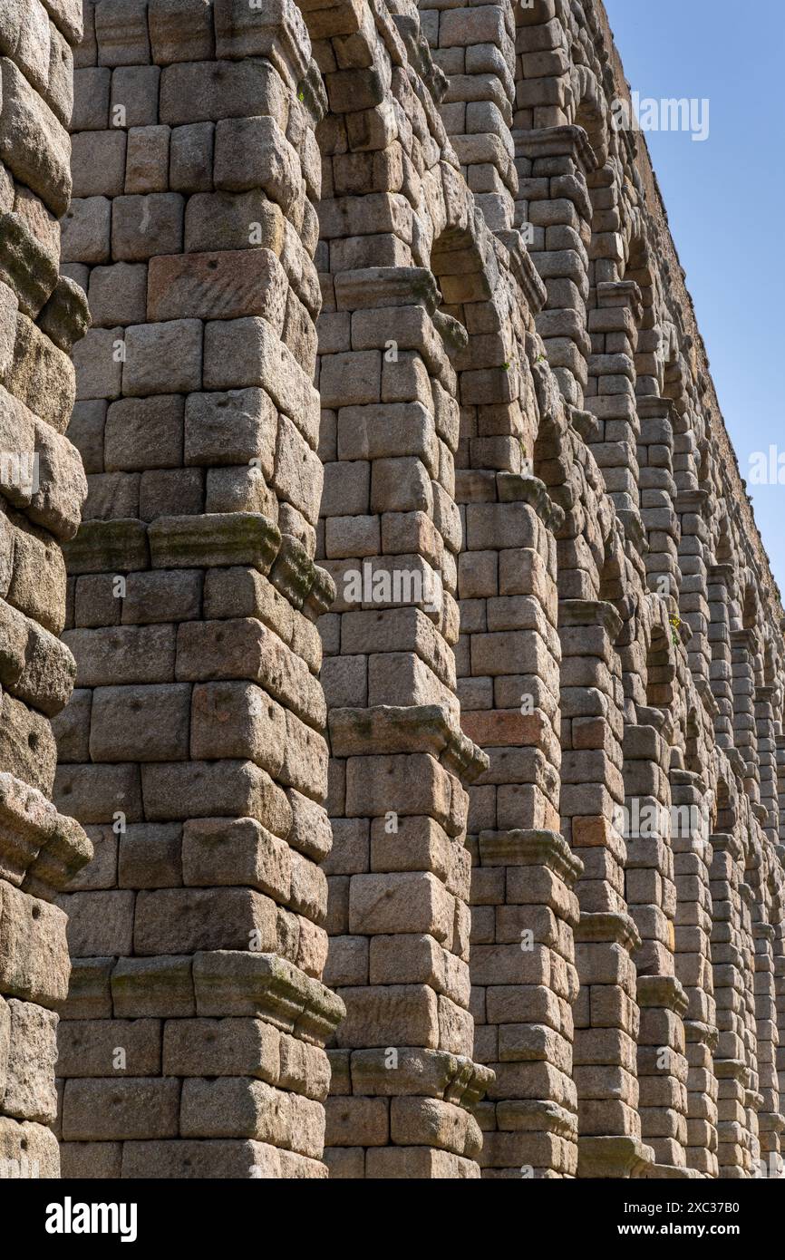 Une vue architecturale détaillée de l'aqueduc de Ségovie Banque D'Images