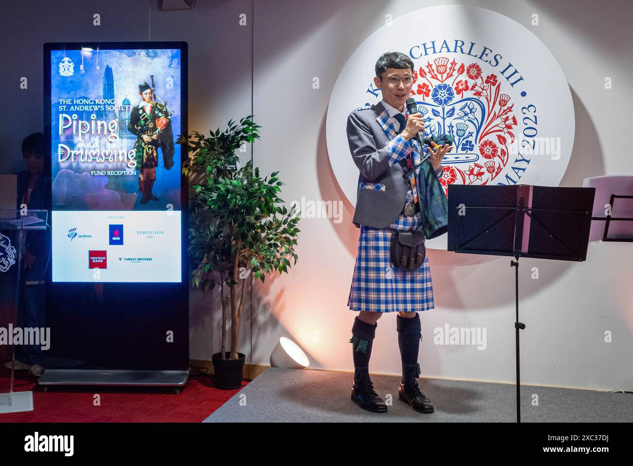 Chris Lee, un Piper de Hong Kong, s'adresse aux invités du Consulat général britannique à Hong Kong en Amirauté pour le lancement du Fonds de Piping and Drumming de la Société Andrew. Abritant des centaines de Pipers et Drummers, Hong Kong a une longue histoire de la musique écossaise, liée aux forces armées ainsi qu'aux événements commémoratifs. Le fonds est destiné à soutenir la communauté grandissante des amateurs de musique écossaise de Hong Kong, y compris une équipe locale dirigée par Chris Lee qui se rendra à Glasgow cet été pour représenter Hong Kong pour la première fois aux Championnats du monde de musique de piano. (Photo de Ben Marans/SOPA Banque D'Images