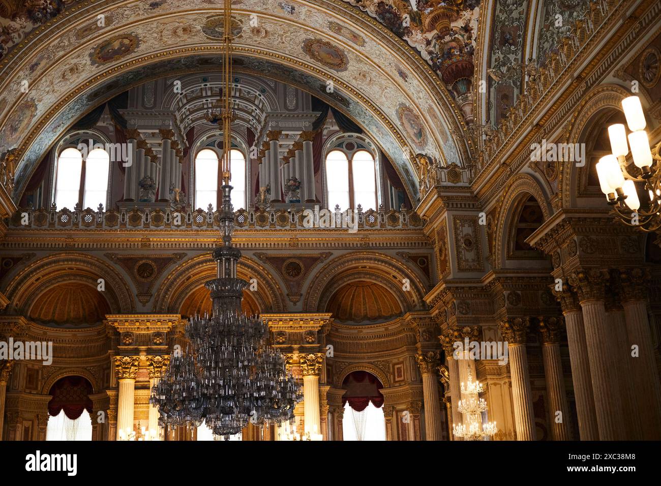 Istanbul, Turquie - 16 avril 2024 : intérieur du palais Dolmabahce Banque D'Images