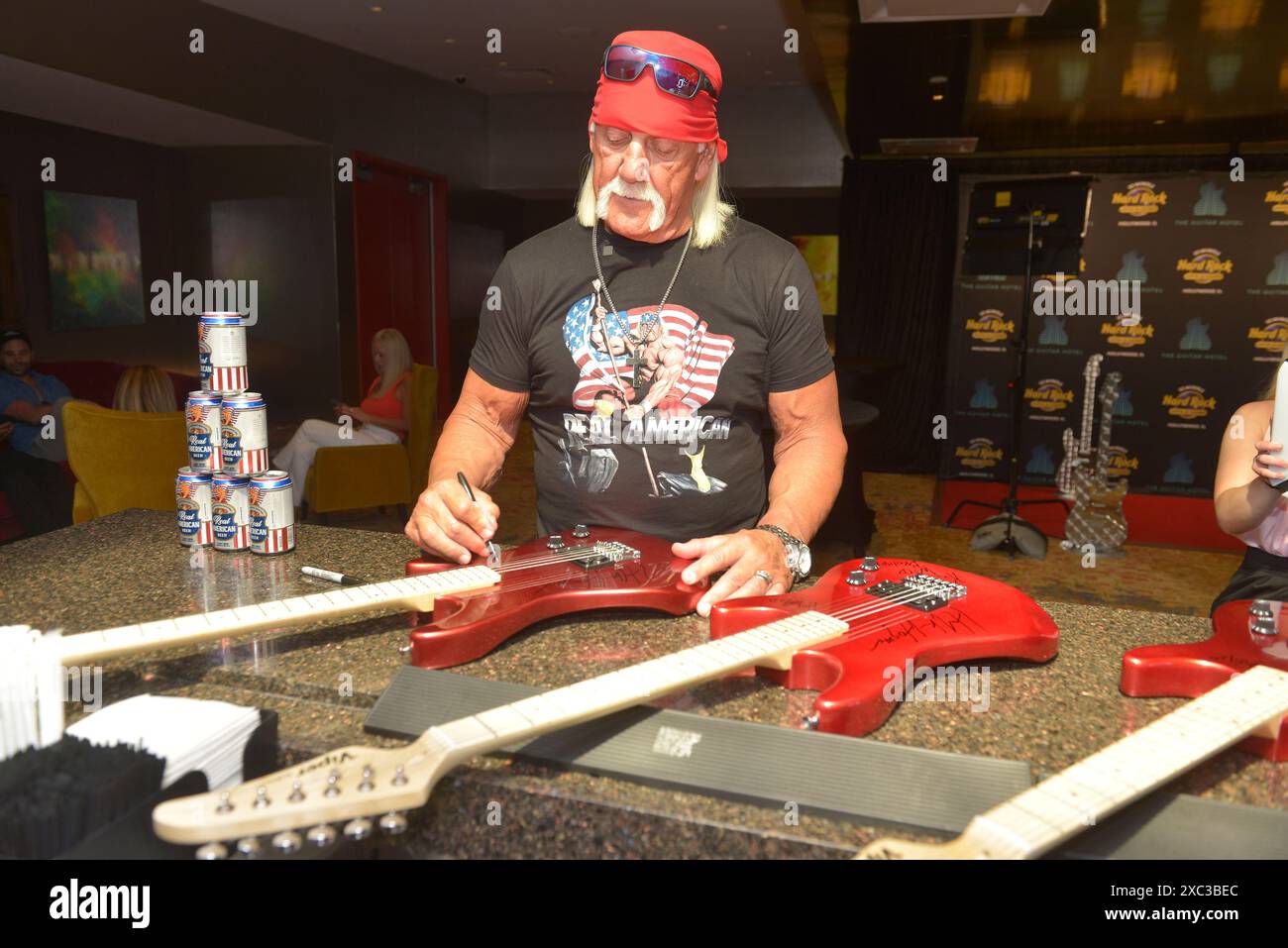 Hollywood, États-Unis. 13 juin 2024. HOLLYWOOD, FLORIDE - 13 JUIN : le lutteur du WWE Hall of Fame Hulk Hogan assiste au lancement de sa « vraie bière américaine » au Guitar Hotel du Seminole Hard Rock Hotel & Casino Hollywood le 13 juin 2024 à Hollywood, Floride. (Photo de JL/Sipa USA) crédit : Sipa USA/Alamy Live News Banque D'Images