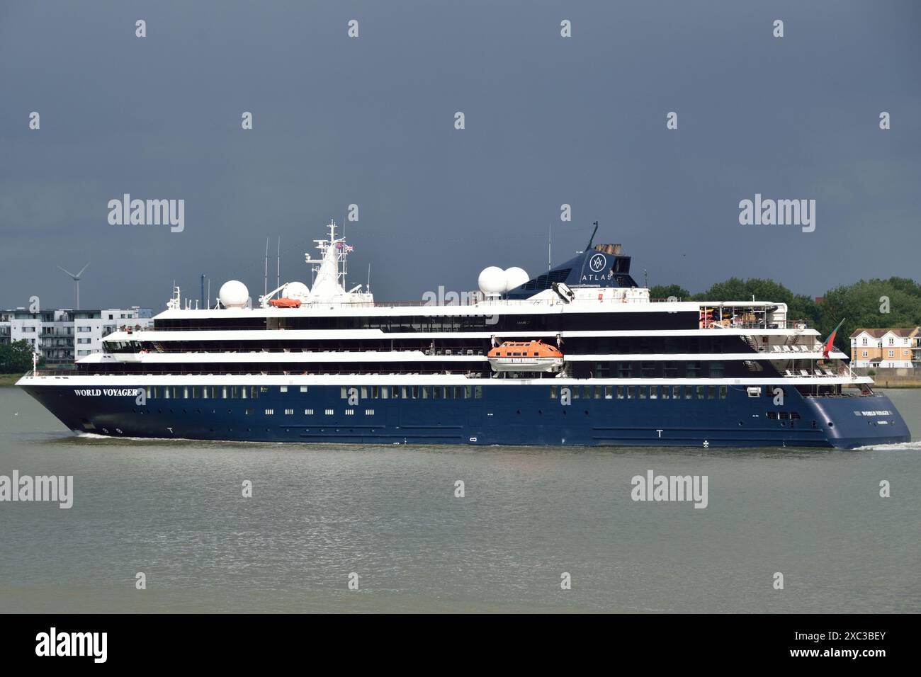 Atlas Ocean voyages Expedition Ship World Voyager descend la Tamise au crépuscule après avoir passé quelques jours à Londres Banque D'Images