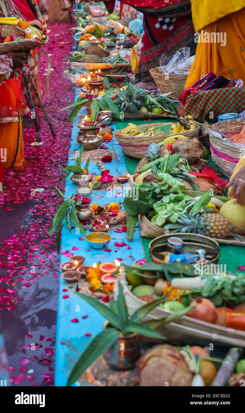 offrandes religieuses saintes avec lampe à huile et fruits pour dieu du soleil hindou au festival de chhath Banque D'Images