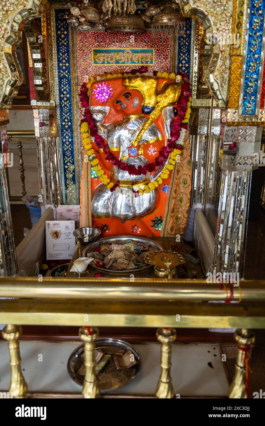 Dieu hindou seigneur hanuman priant par dévot avec offrande au temple au jour image est prise au temple Pal balaji temple jodhpur rajasthan inde le 13 novembre 2023. Banque D'Images