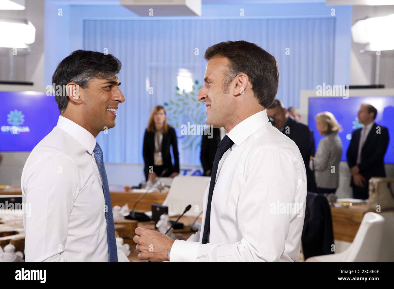 Savelletri Di Fasano, Italie. 14 juin 2024. Le premier ministre britannique Rishi Sunak et le président français Emmanuel Macron lors de la deuxième journée du 50e sommet du G7 à Borgo Egnazia, en Italie, le 13 juin 2024. Photo de (EV) /ABACAPRESS. COM Credit : Abaca Press/Alamy Live News Banque D'Images