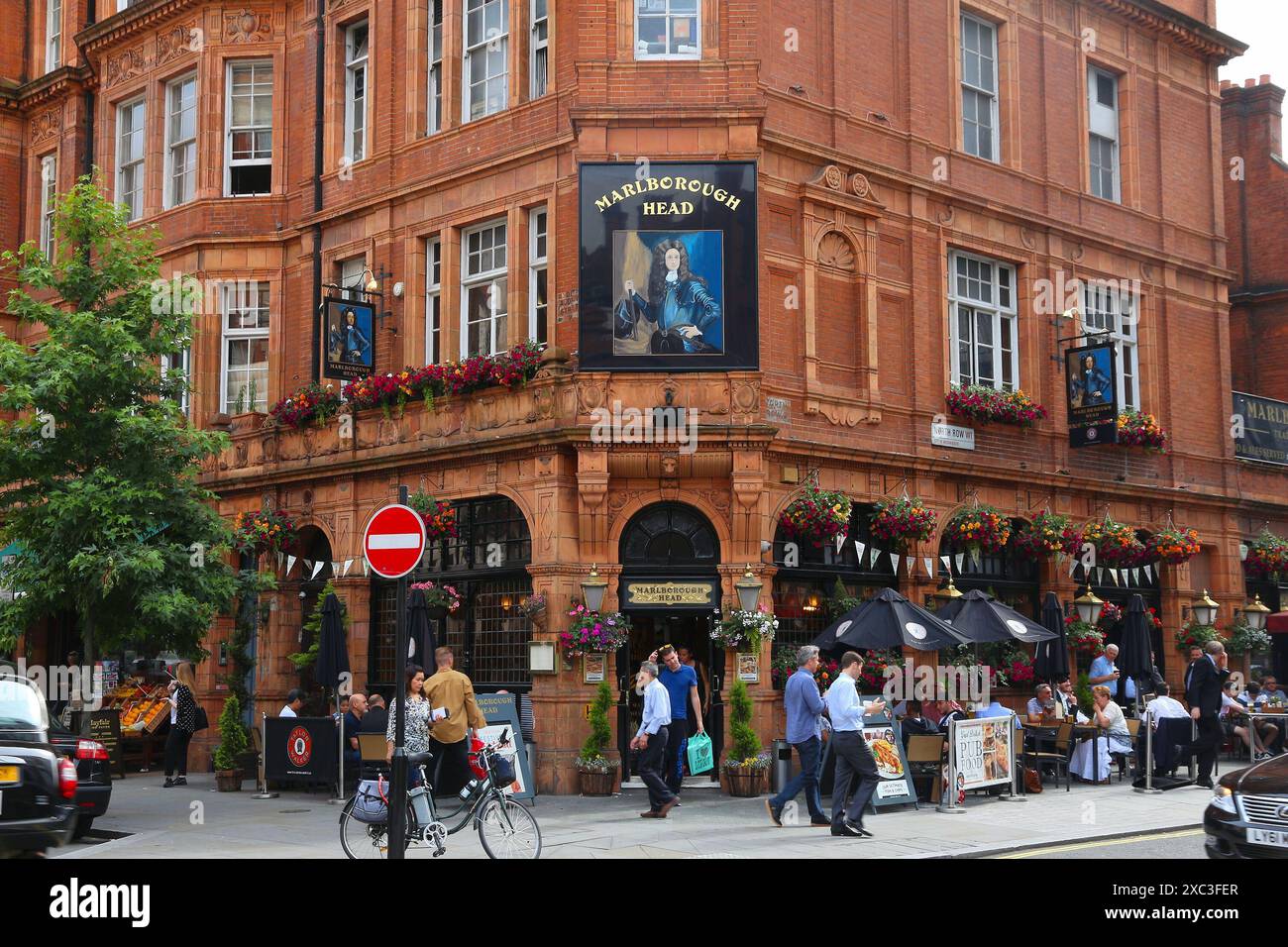 LONDRES, Royaume-Uni - 7 JUILLET 2016 : les gens visitent le pub Marlborough Head dans le quartier de Mayfair à Londres, Royaume-Uni. Il y a plus de 7 000 pubs à Londres. Banque D'Images