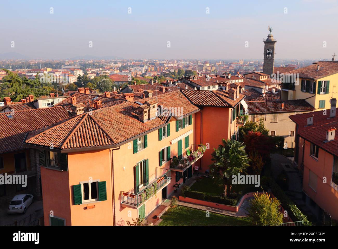 Bergame ville en Italie. Quartier Citta Bassa (basse ville) vu de Citta Alta (haute ville). Banque D'Images