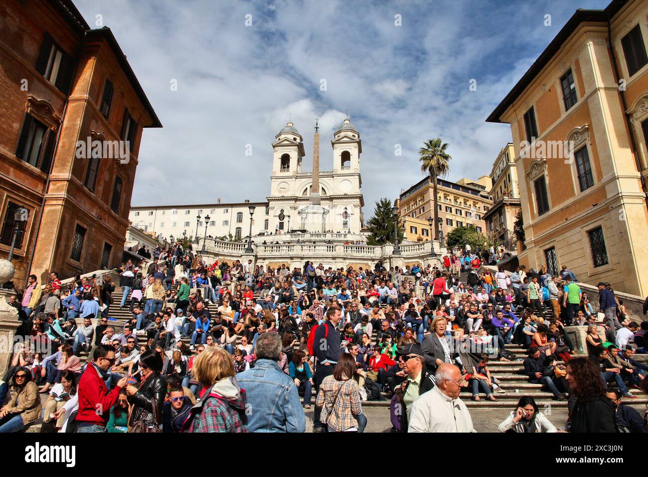 ROME, ITALIE - 8 AVRIL 2012 : les gens sont assis sur les marches espagnoles à Rome. Ces dernières années, il est interdit de siéger ici. Banque D'Images