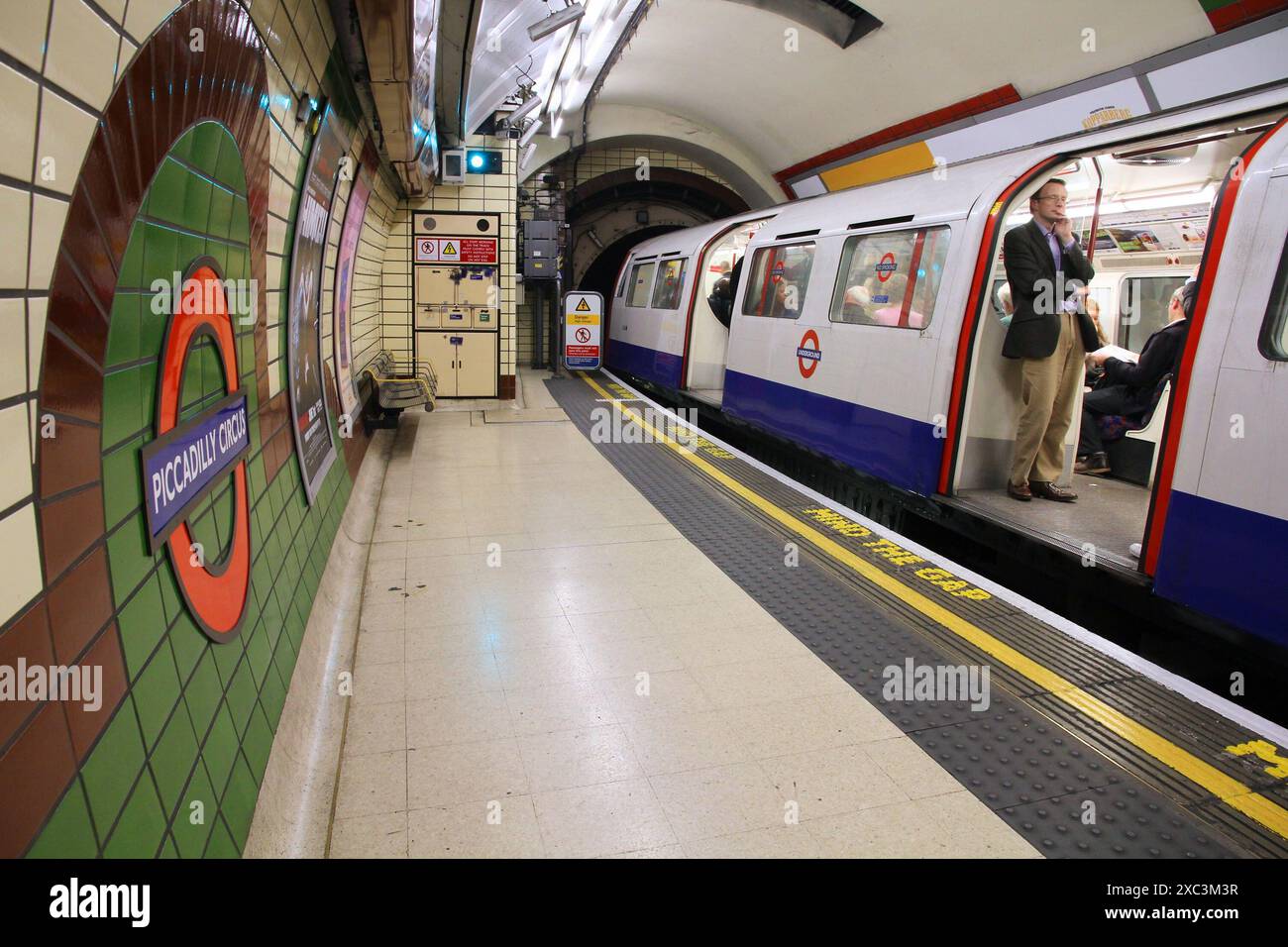 Londres, Royaume-Uni - 14 MAI 2012 : la station de métro Piccadilly Circus à Londres. Le métro de Londres est le plus occupé dans le monde entier système de métro 11ème avec 1.1 bil Banque D'Images