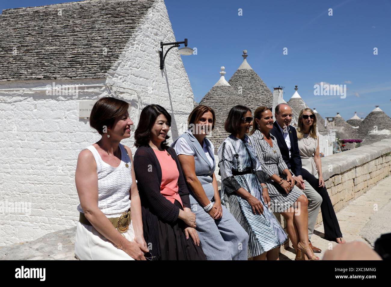 Alberobello, Italie. 14 juin 2024. Amélie Derbaudrenghien, Yuko Kishida, Britta Ernst, Ritu Banga Laura Marzano, Heiko von der Leyen e Cristina Capranica lors de la tournée à Alberobello des épouses des chefs d'Etat présents au G7 à Savelletri Borgo Egnazia. Alberobello 16 juin 2024 Nino Ratiani/Lapresse Amélie Derbaudrenghien, Yuko Kishida, Britta Ernst, Ritu Banga Laura Marzano, Heiko von der Leyen e Cristina Capranica al giro ad Alberobello delle mogli dei capi di stato presenti al g7 a Savelletri Borgo Egnazia . Alberobello 14 06 2024. Nino Ratiani/ Credit : LaPresse/Alamy Live News Banque D'Images