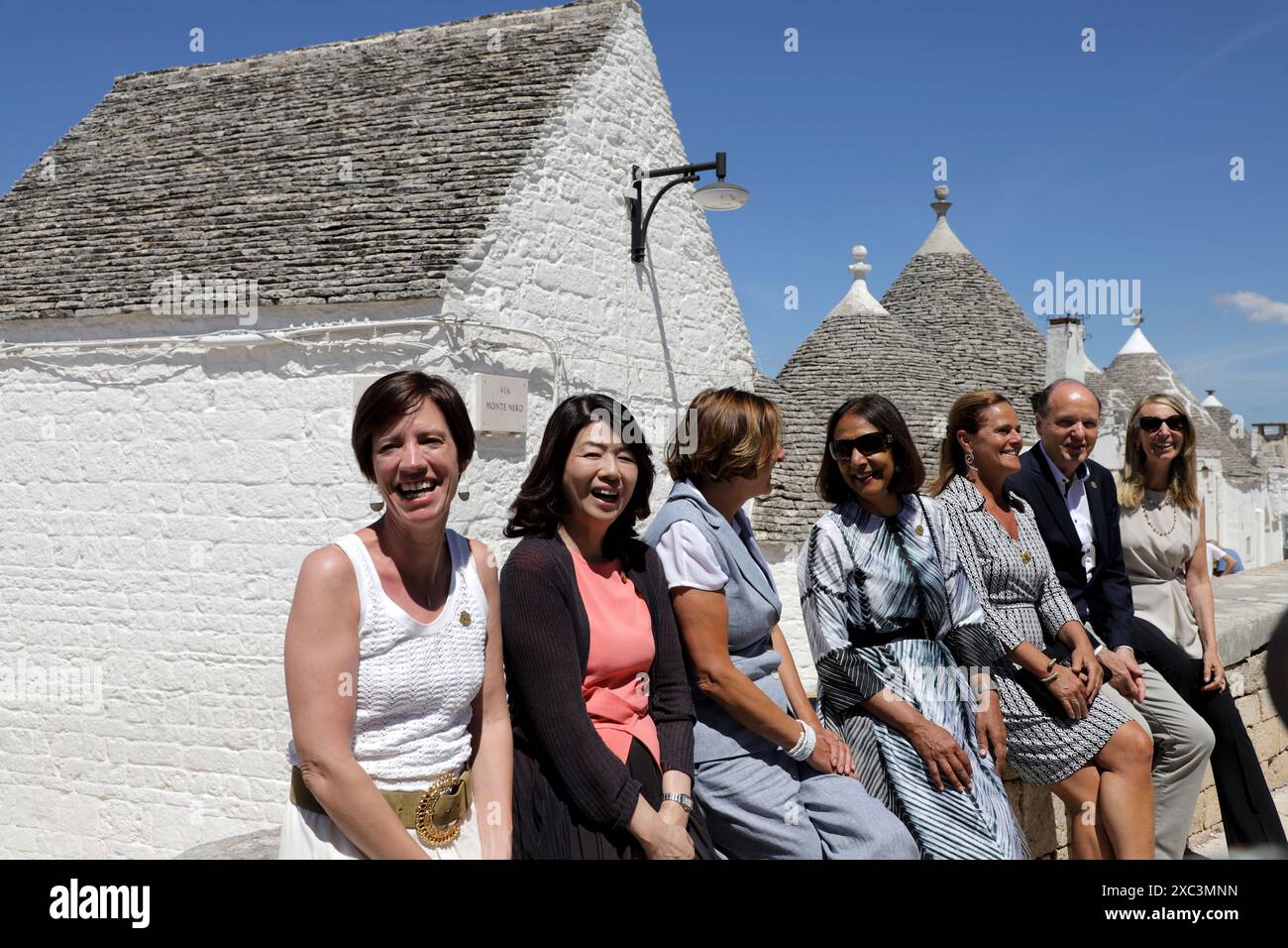 Alberobello, Italie. 14 juin 2024. Amélie Derbaudrenghien, Yuko Kishida, Britta Ernst, Ritu Banga Laura Marzano, Heiko von der Leyen e Cristina Capranica lors de la tournée à Alberobello des épouses des chefs d'Etat présents au G7 à Savelletri Borgo Egnazia. Alberobello 16 juin 2024 Nino Ratiani/Lapresse Amélie Derbaudrenghien, Yuko Kishida, Britta Ernst, Ritu Banga Laura Marzano, Heiko von der Leyen e Cristina Capranica al giro ad Alberobello delle mogli dei capi di stato presenti al g7 a Savelletri Borgo Egnazia . Alberobello 14 06 2024. Nino Ratiani/ Credit : LaPresse/Alamy Live News Banque D'Images