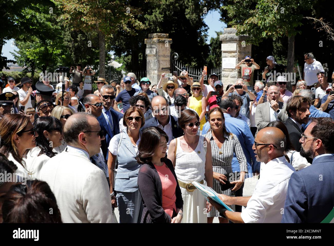 Alberobello, Italie. 14 juin 2024. Yuko Kishida, Amélie Derbaudrenghien Laura Marzano et Britta Ernst lors de la tournée à Alberobello des épouses des chefs d'Etat présents au G7 à Savelletri Borgo Egnazia. Alberobello 16 juin 2024 Nino Ratiani/Lapresse Yuko Kishida, Amélie Derbaudrenghien Laura Marzano e Britta Ernst al giro ad Alberobello delle mogli dei capi di stato presenti al g7 a Savelletri Borgo Egnazia . Alberobello 14 06 2024. Nino Ratiani/ Credit : LaPresse/Alamy Live News Banque D'Images