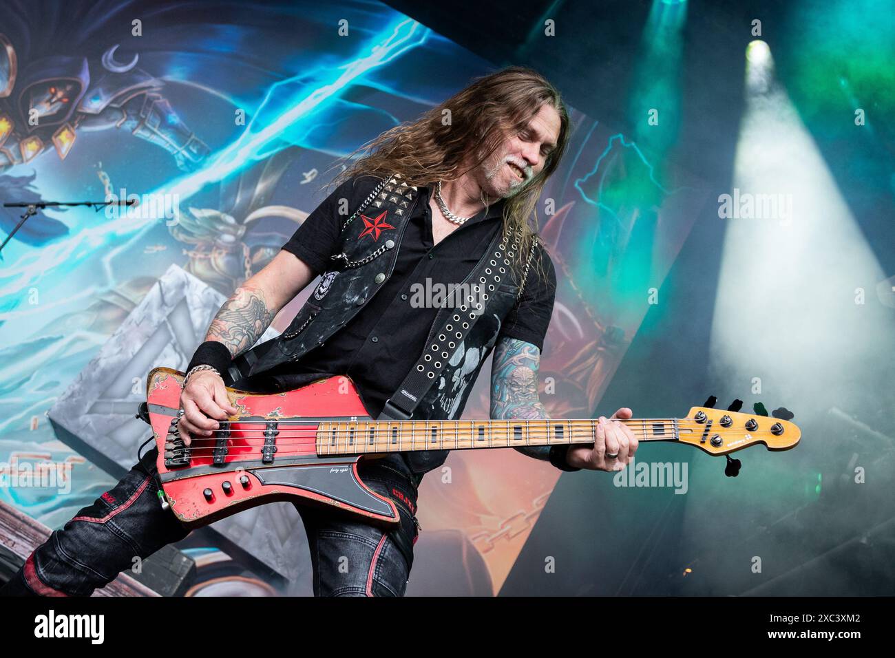 Trondheim, Norvège. 06 juin 2024. Le groupe de heavy metal suédois HammerFall donne un concert live lors du festival de musique norvégien Trondheim Rocks 2024 à Trondheim. Ici le bassiste Fredrik Larsson est vu en direct sur scène. Banque D'Images
