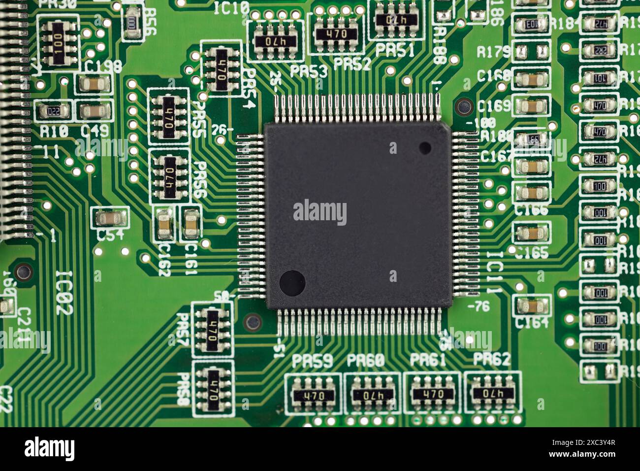 Carte de circuit imprimé verte avec puce noire centrale Banque D'Images
