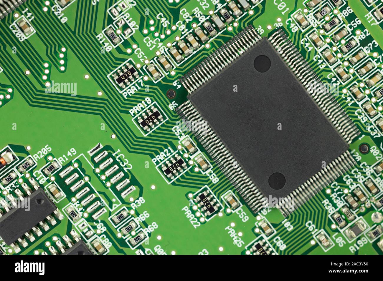 Carte de circuit imprimé verte détaillée avec plusieurs puces Banque D'Images