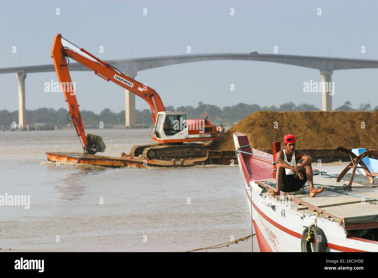 Suriname, Paramaribo. Une excavatrice approfondit le fleuve Suriname. Banque D'Images