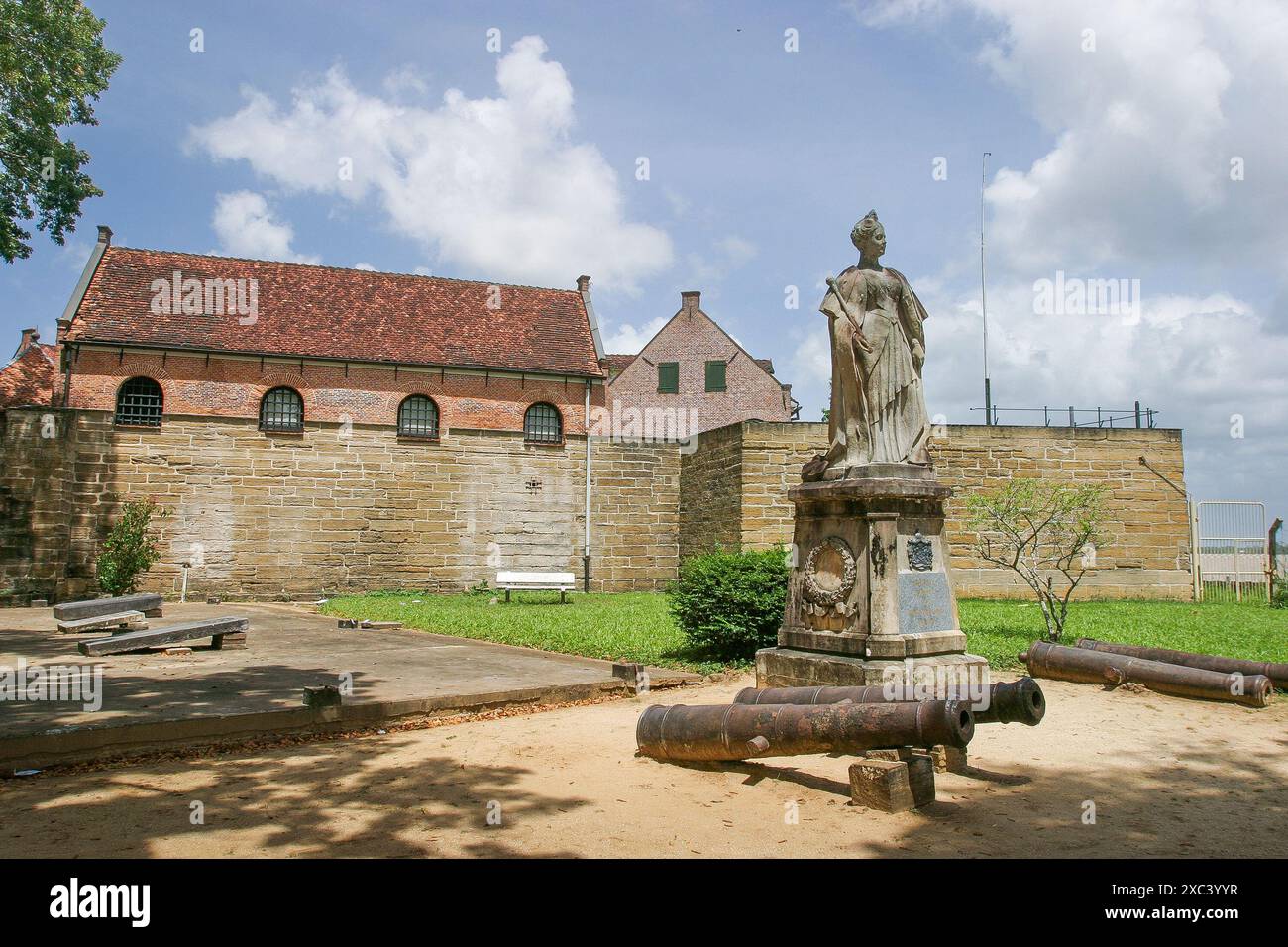 Suriname, Paramaribo. Statue de la reine Wilhelmine des pays-Bas devant Fort Zeelandia. Banque D'Images