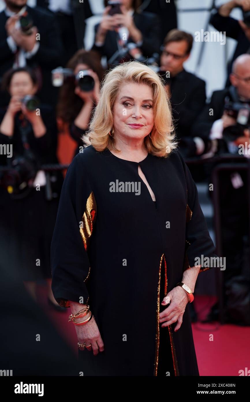 CANNES, FRANCE - 23 MAI : Catherine Deneuve assiste au tapis rouge de L'amour Ouf au Festival de Cannes 2024, à Cannes, France(photo Giov Banque D'Images