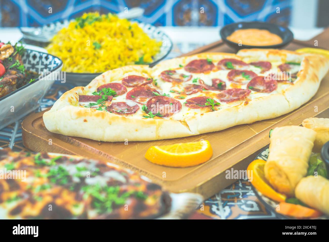 PIDE pepperoni pide fraîchement préparé avec salami turc séché au soleil et mozzarella Banque D'Images