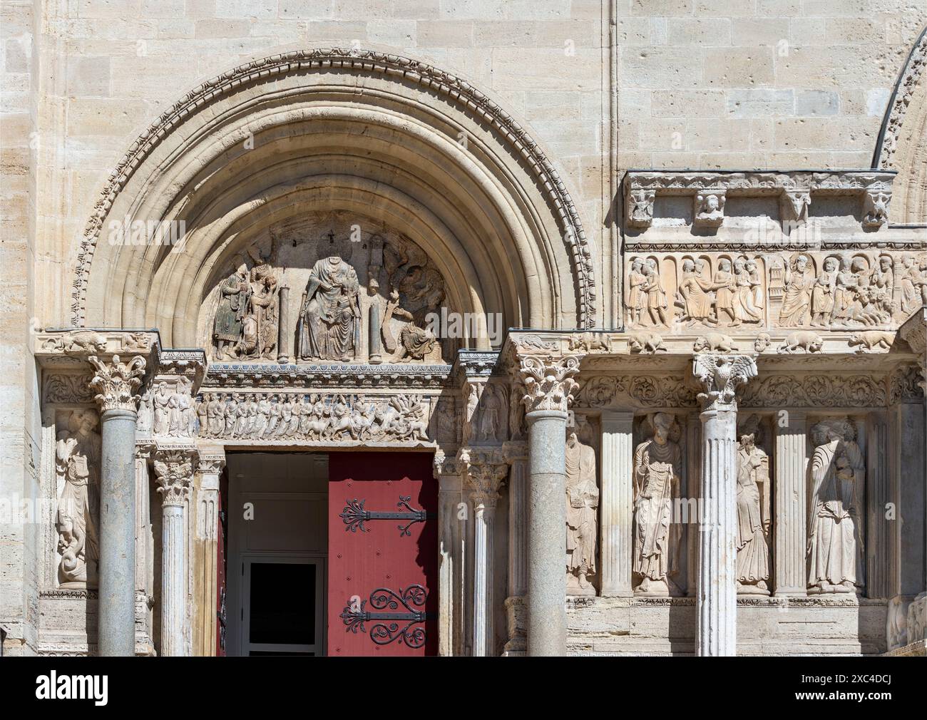 Saint Gilles du Gard, Abteikirche, Portalanlage, Linkes Portal, Erzengel Michael, Anbetung der Könige, Einzug in Jerusalem, Judas empfängt die Silberl Banque D'Images