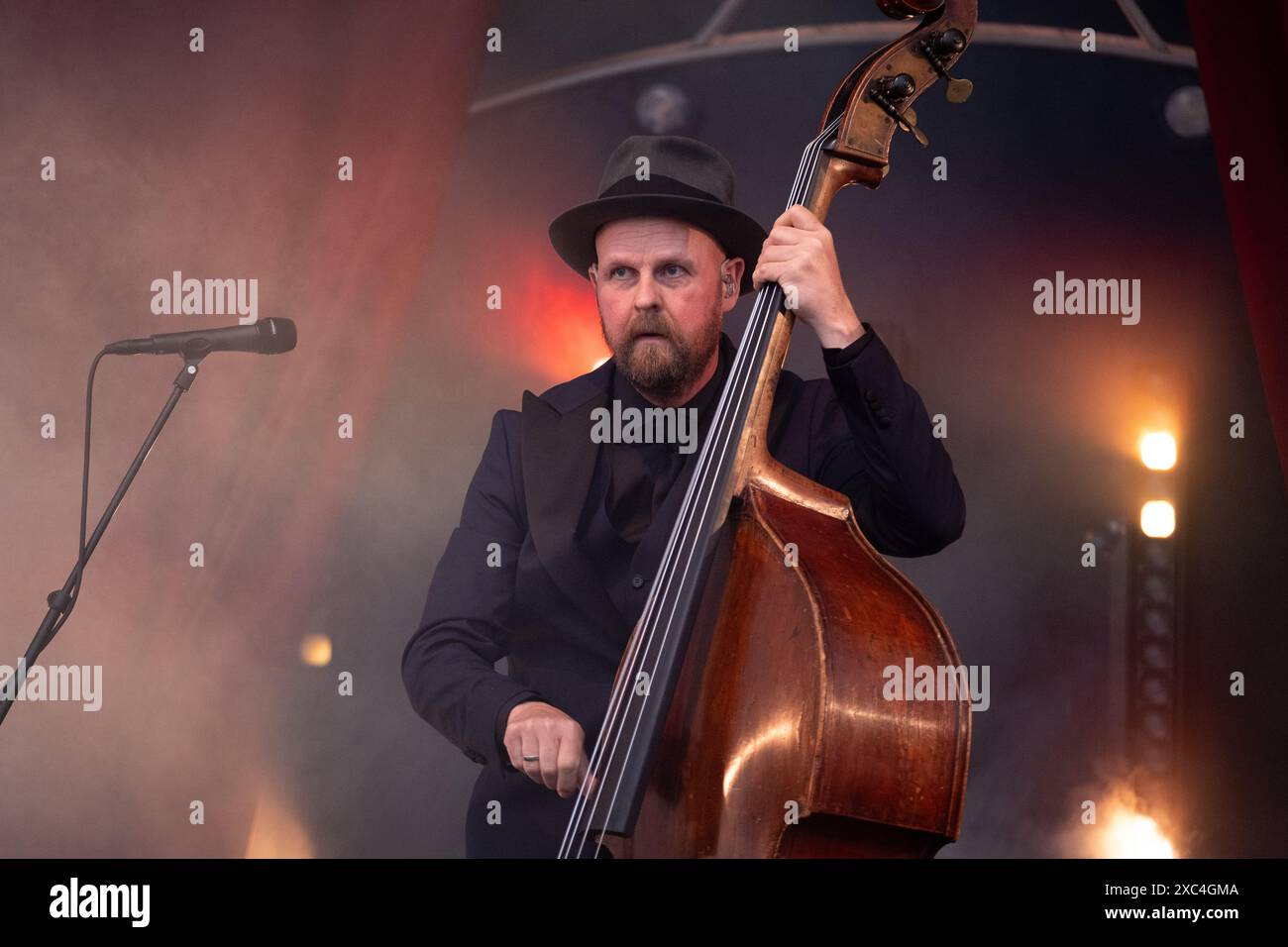 Trondheim, Norvège. 08 juin 2024. Le groupe de rock norvégien Kaizers Orchestra donne un concert en direct lors du festival de musique norvégien Neon Festival 2024 à Trondheim. Ici, le bassiste et musicien Oyvind Storesund est vu en direct sur scène. Banque D'Images