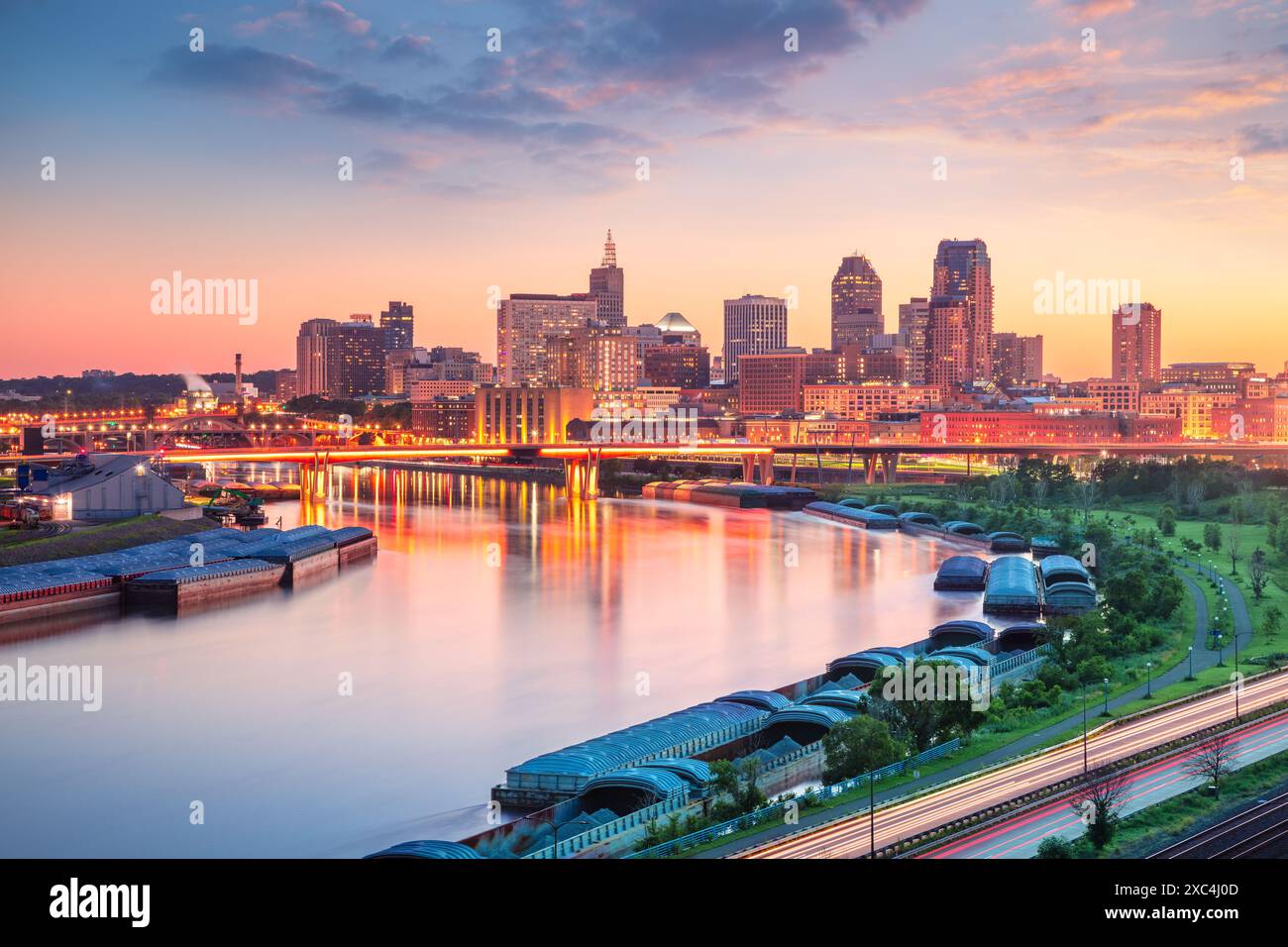 Saint Paul, Minnesota, États-Unis. Image de paysage urbain aérien du centre-ville de Paul, Minnesota, USA avec reflet de la ligne d'horizon dans le fleuve Mississippi à Beautif Banque D'Images