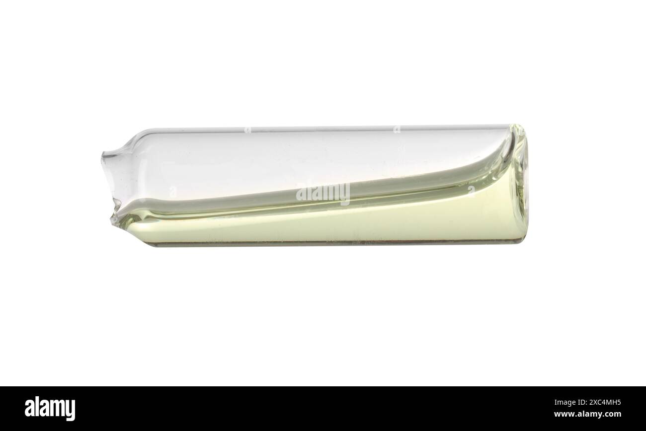 Ampoule en verre ouverte avec du liquide isolé sur blanc Banque D'Images