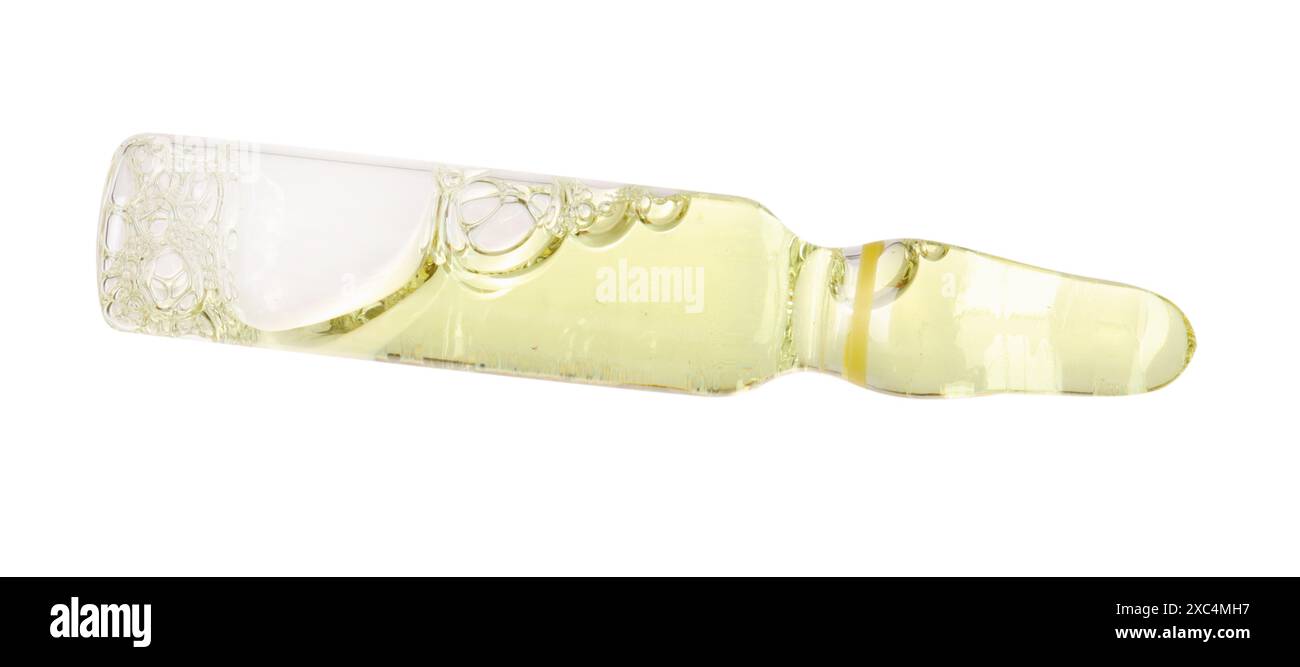 Ampoule en verre avec liquide isolé sur blanc Banque D'Images