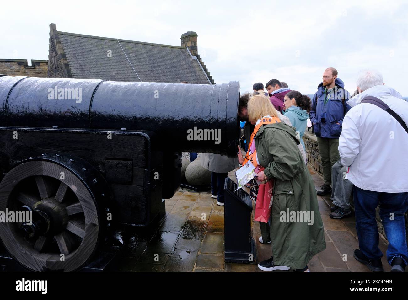 Visiteurs regardant le Mons Meg les plus grands canons médiévaux dans le monde par calibre dans le château d'Édimbourg dans un jour pluvieux et nuageux.Scotland.Royaume-Uni Banque D'Images