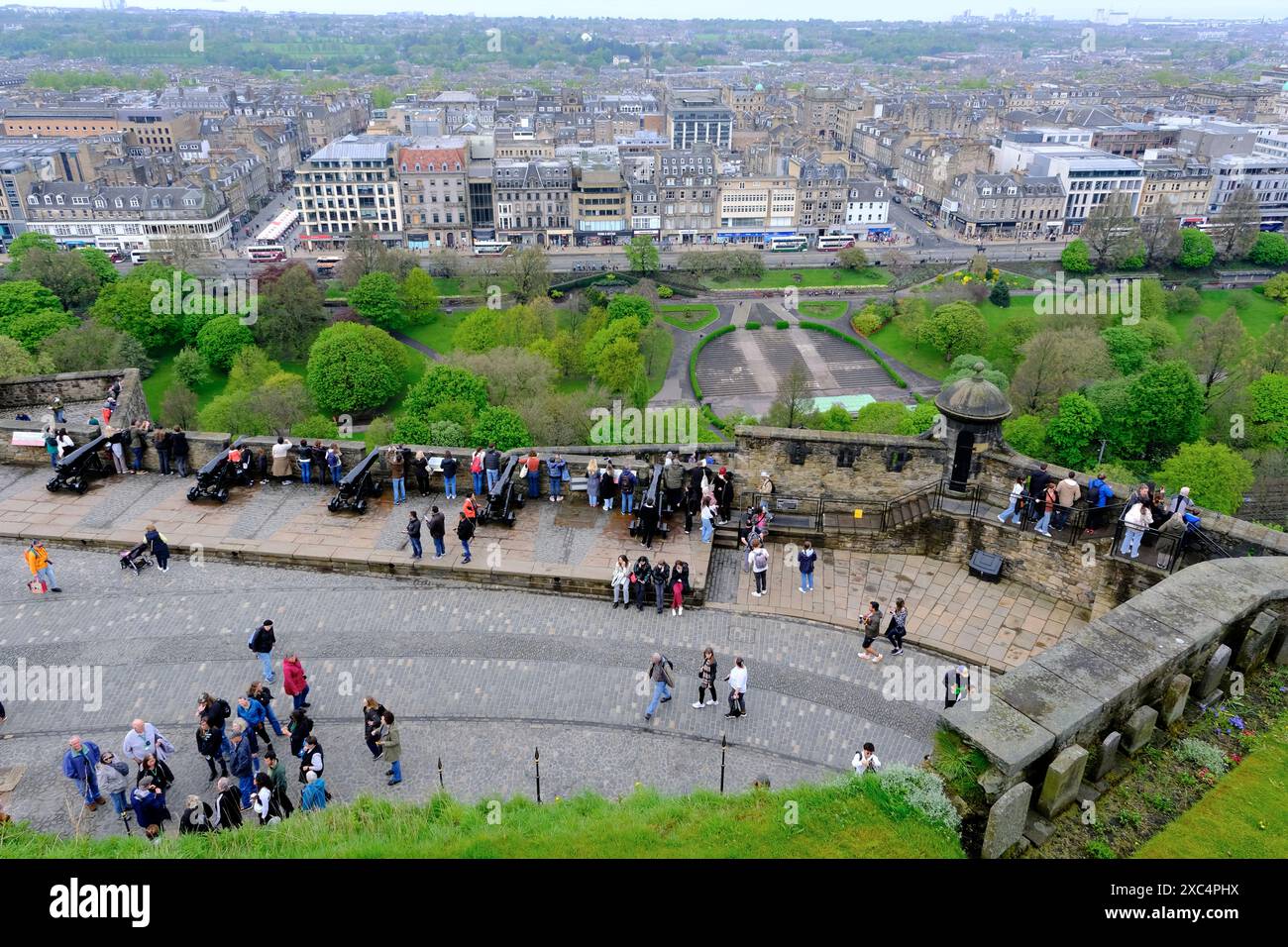 La vue sur les jardins de Princes Street et la nouvelle ville d'Édimbourg avec les visiteurs sur les remparts du château d'Édimbourg au premier plan par une journée nuageuse. Edinburg Banque D'Images