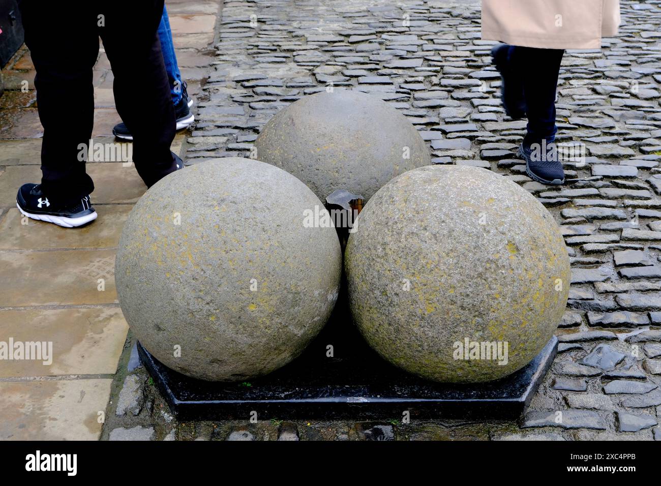 Trois boules de canons de 175 kilogrammes ou 386lb de Mons Meg les plus grands canons médiévaux dans le monde par affichage de calibre à Edinburgh Castle.Edinburgh.Scotland.United Kingdom Banque D'Images