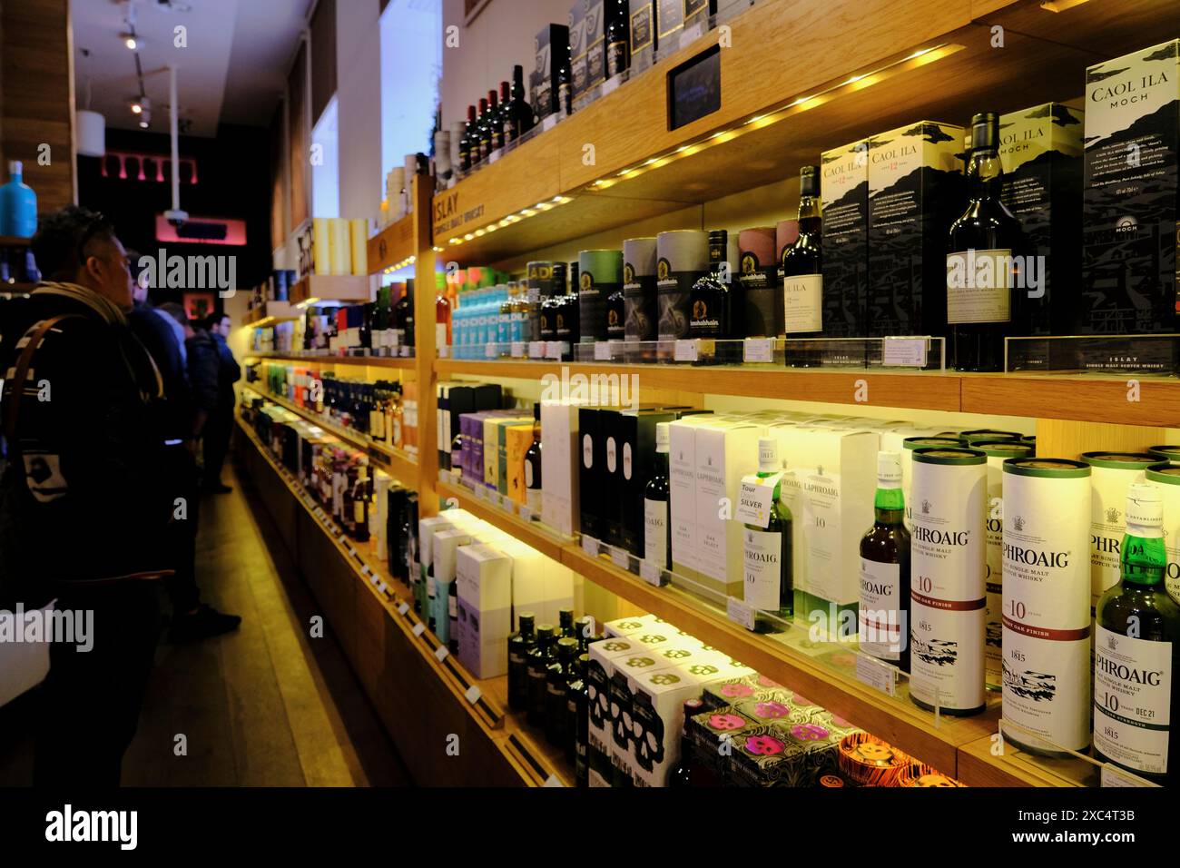 Les visiteurs qui achètent du whisky dans le magasin de The Scotch Whisky Experience.Edinburgh.Scotland.Untie Kingdom Banque D'Images