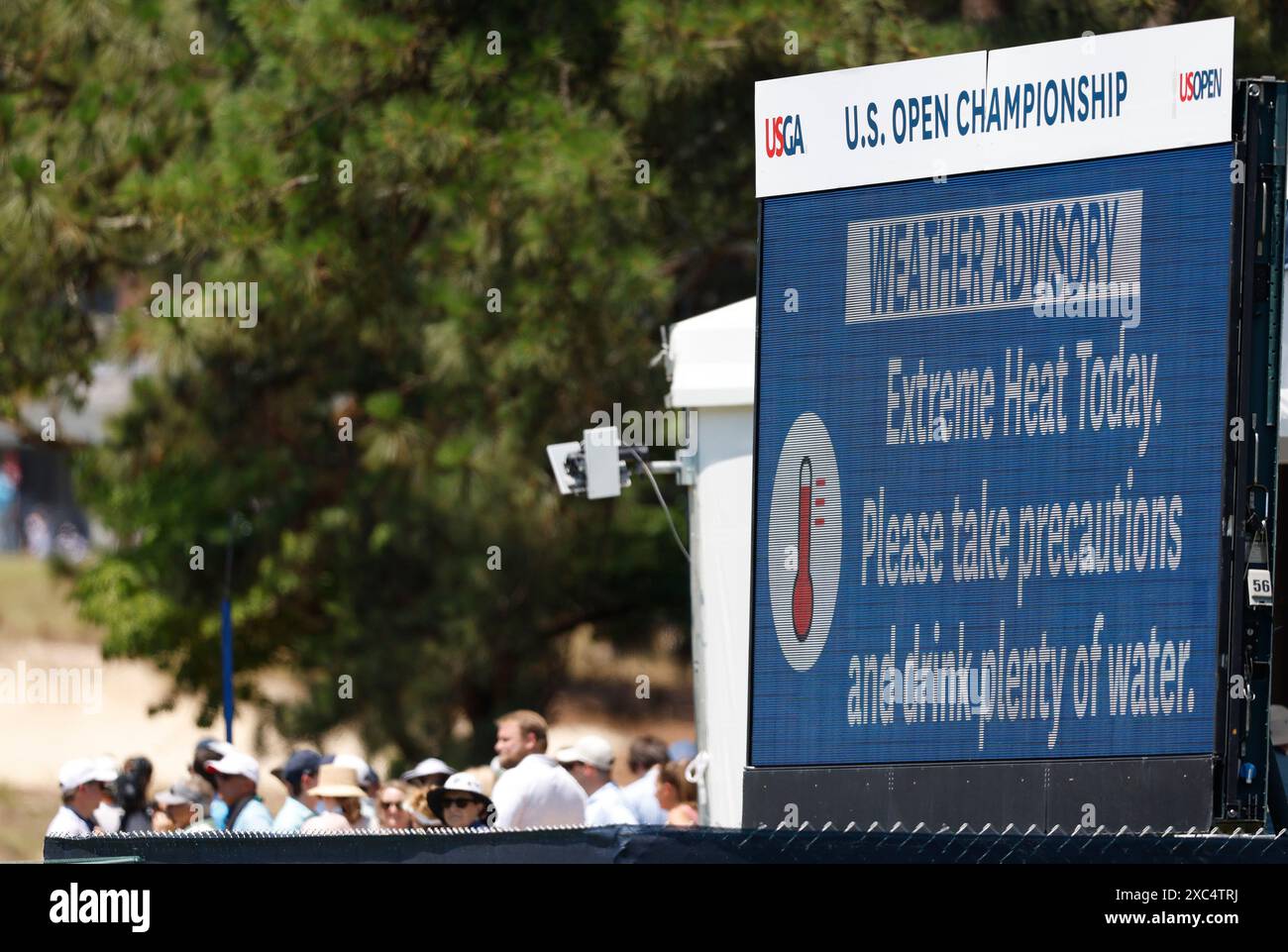 Pinehurst, États-Unis. 14 juin 2024. Un avis de chaleur extrême est affiché sur le parcours alors que les températures ont grimpé dans les années 90 lors de la deuxième manche du 124e championnat de golf de l'U.S. Open au Pinehurst Resort & Country Club à Pinehurst, en Caroline du Nord, le vendredi 14 juin 2024. Photo de John Angelillo/UPI crédit : UPI/Alamy Live News Banque D'Images