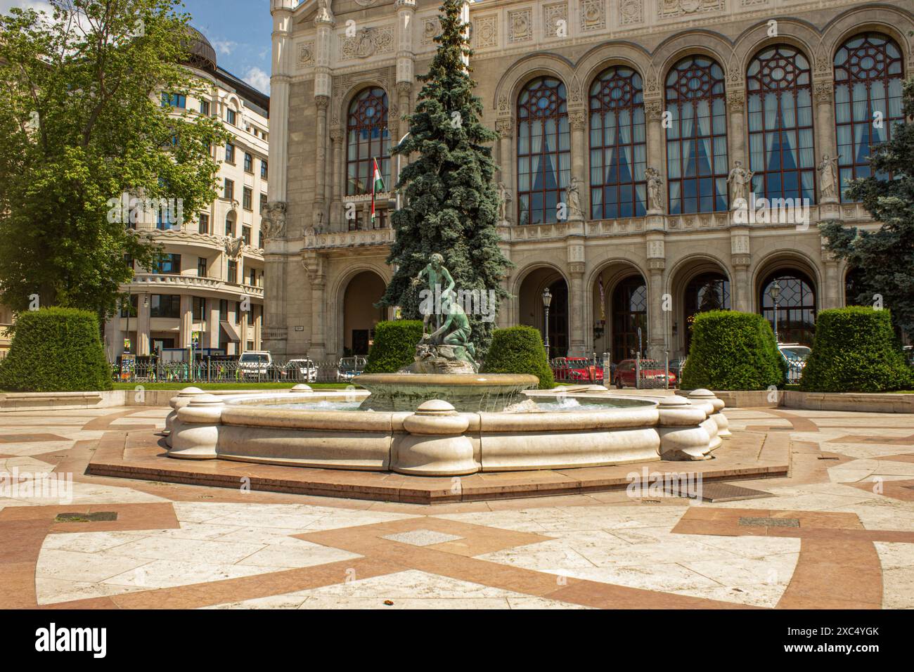 Vigadó Budapest belvárosában a Duna-parton található műemléképület, turisztikai látványosság és összművészeti rendezvényközpont. Banque D'Images