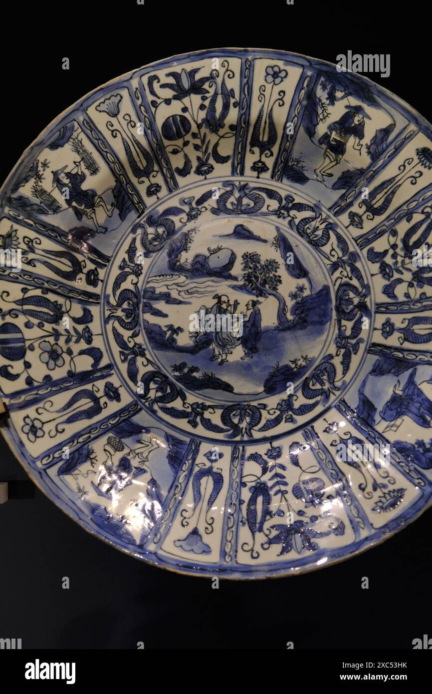 La plaque de Kraak chinois du 16ème siècle, la porcelaine spécialement faite pour l'exportation vers les marchés iraniens et néerlandais affiche dans le Musée national d'Écosse.Édimbourg.Écosse.Royaume-Uni Banque D'Images