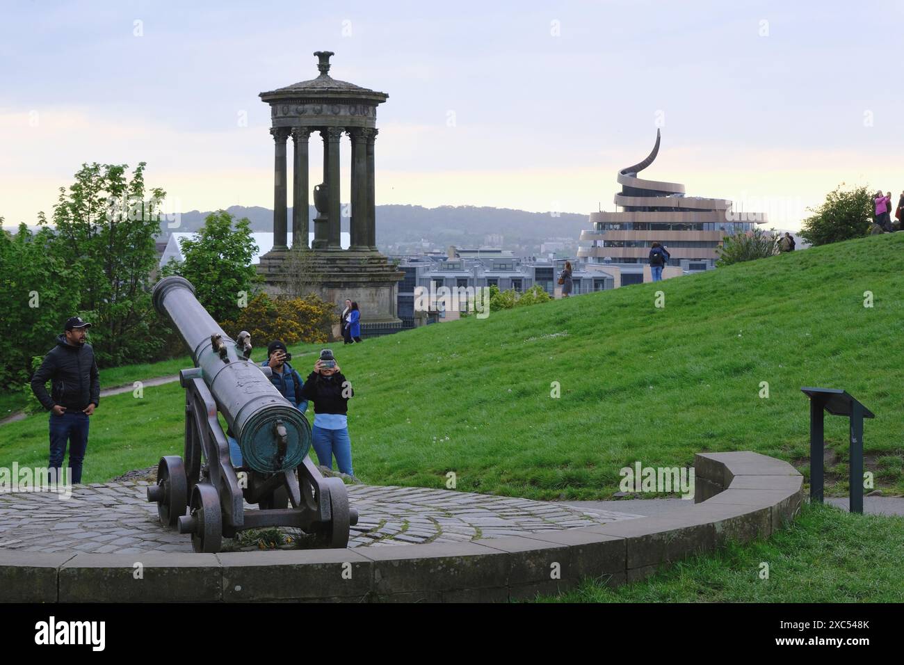 La vue de Calton Hill avec canon portugais historique au premier plan et Dugald Steward Monument au milieu et le turd look W Hôtel Edinburgh dans St James Quarter dans le fond.Edinburgh.Scotland.Royaume-Uni Banque D'Images