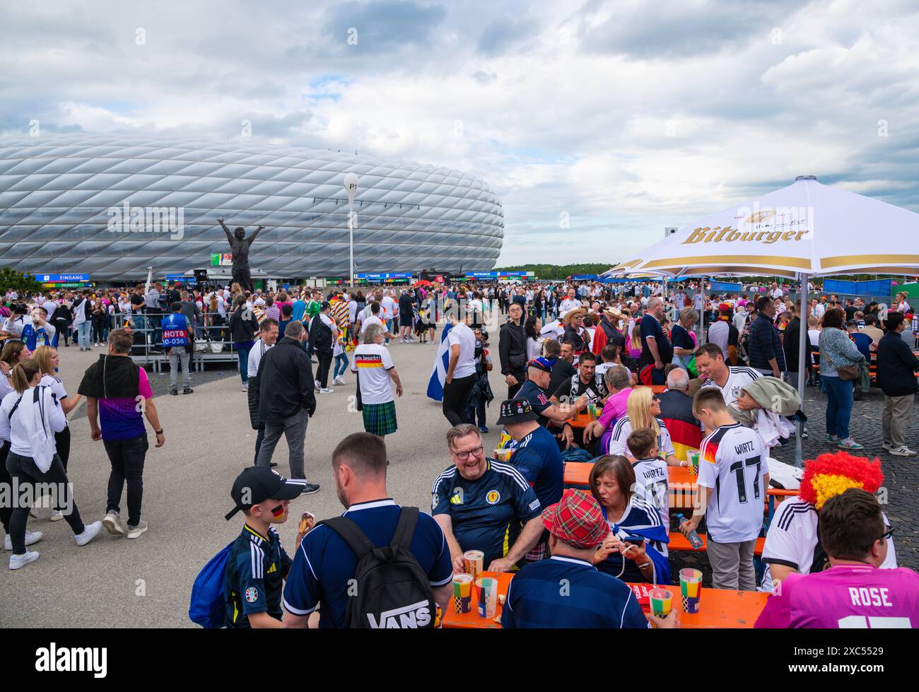 Menschen und fans vor dem Stadion waehrend des Spiels der UEFA EURO 2024 - Gruppe A zwischen Deutschland und Schottland, Fussball Arena München am 14. Juin 2024 à München, Deutschland. Foto von Silas Schueller/DeFodi images fans devant le stade lors de l'UEFA EURO 2024 - match du Groupe A entre l'UEFA EURO 2024 - Groupe A au Munich Football Arena le 14 juin 2024 à Munich, Allemagne. Photo de Silas Schueller/DeFodi images Defodi-738 738 GERSCO 20240614 127 *** personnes et supporters devant le stade lors du match du groupe A De l'UEFA EURO 2024 entre l'Allemagne et l'Écosse, Munich Football Arena Banque D'Images