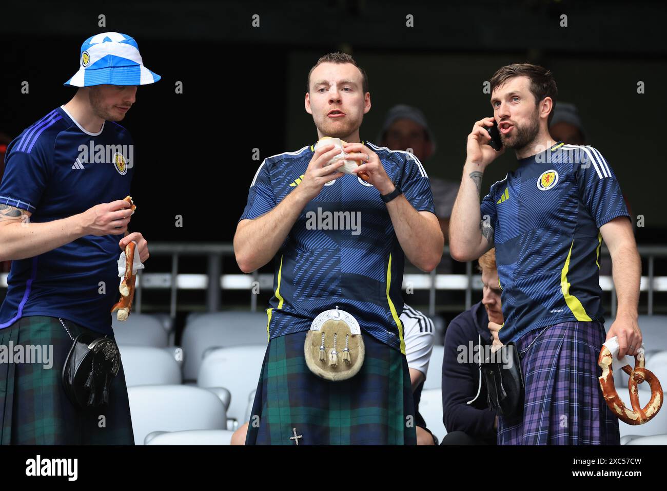 Munich Football Arena, Munich, Allemagne. 14 juin 2024. Euro 2024 Groupe A Football, Allemagne contre Ecosse ; fans d'Ecosse avec kilts et mangeant des bretzels alors qu'ils se préparent à soutenir leur équipe dans les tournois 1er jeu crédit : action plus Sports/Alamy Live News Banque D'Images