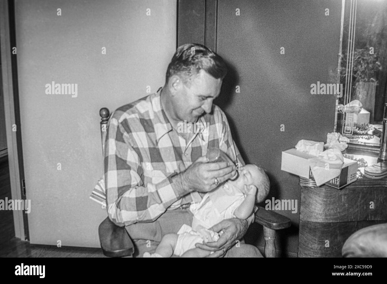 Photographe à >1 an nourri au biberon par son père décédé en 1984. Banque D'Images