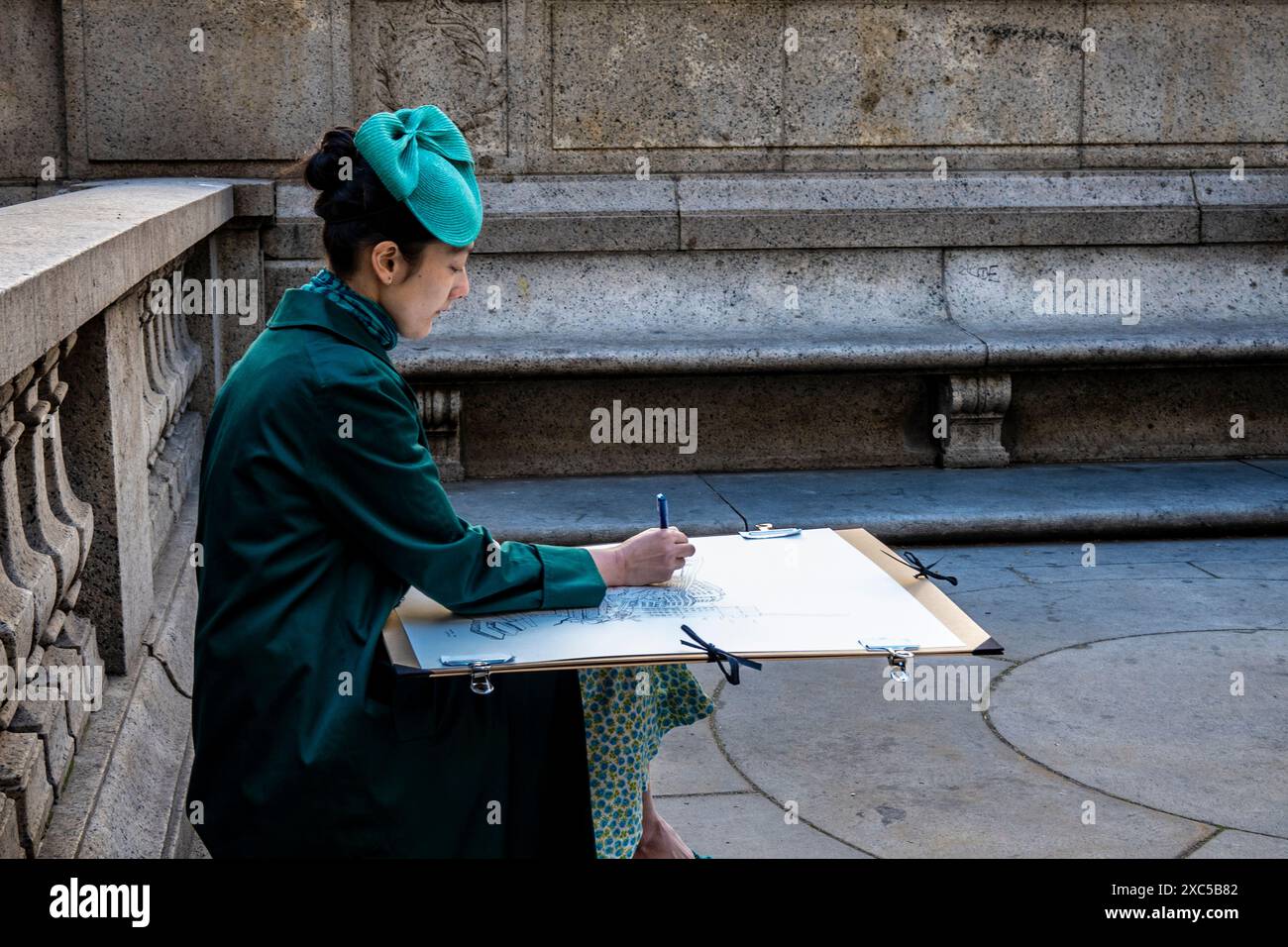 Artiste femme asiatique à la mode, portant un chapeau, esquissant sur un grand bloc. New York City, NY, États-Unis Banque D'Images