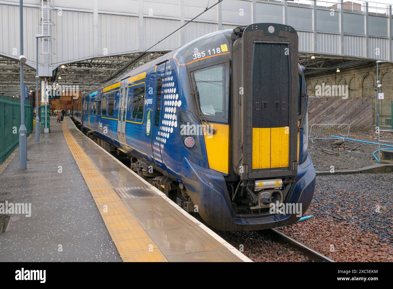 Un train Scotrail, classe 385 - numéro 118, à la gare de Waverley, Édimbourg, Écosse, Royaume-Uni. Banque D'Images