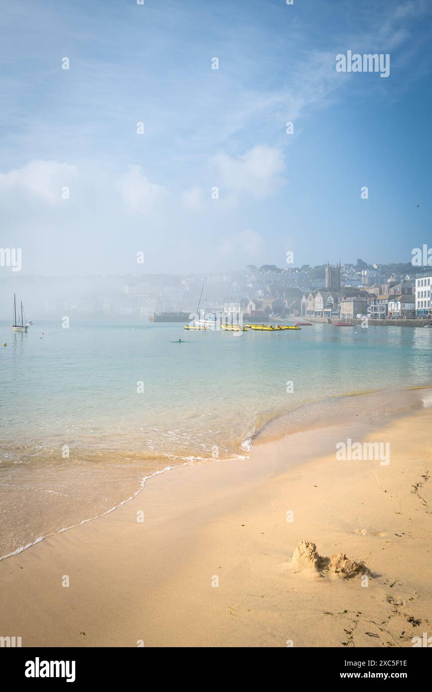 St Ives, Cornouailles, Royaume-Uni. Vue sur le port avec brume marine tôt le matin. Banque D'Images